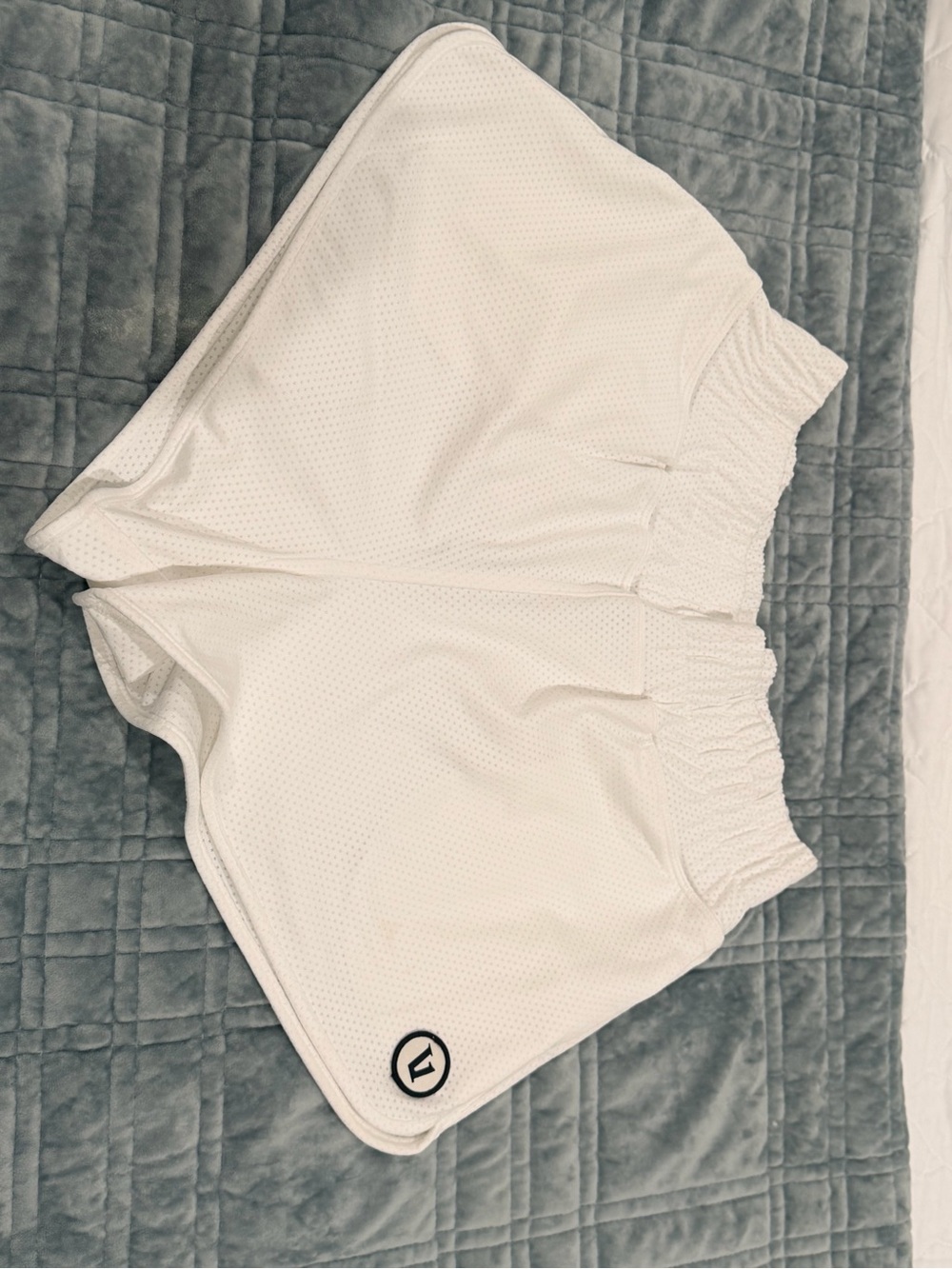 Vuori White Athletic Mesh Shorts with Elastic Waist - size Small - BNWOT